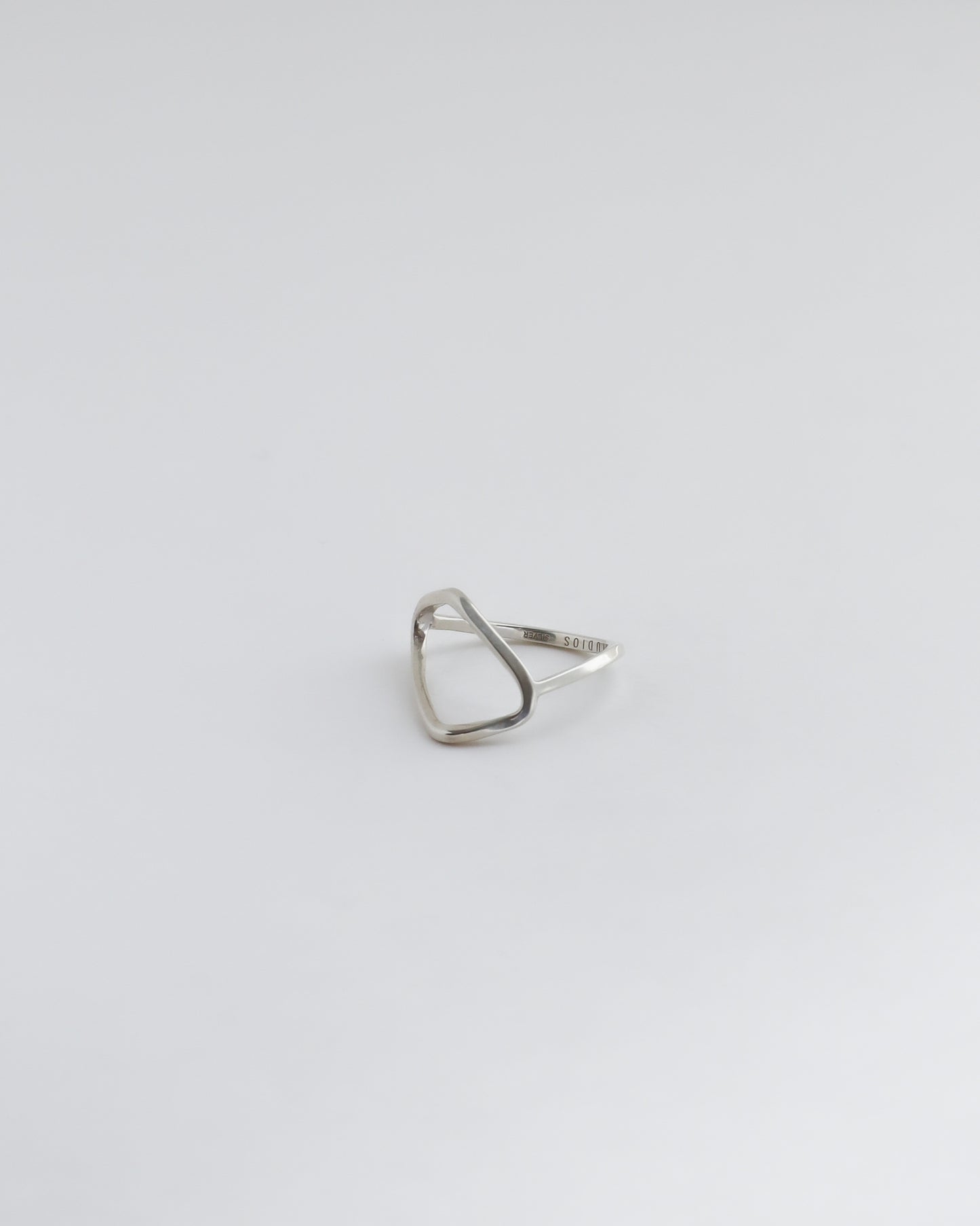 MOBIUS RING