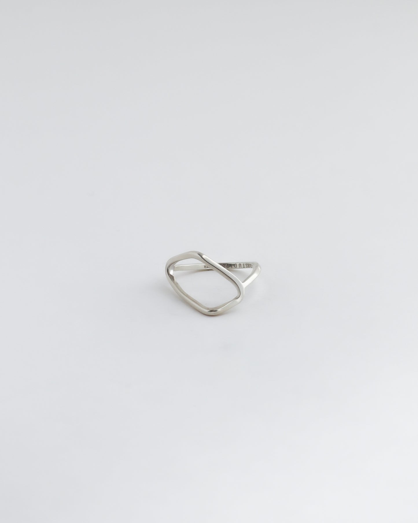 MOBIUS RING