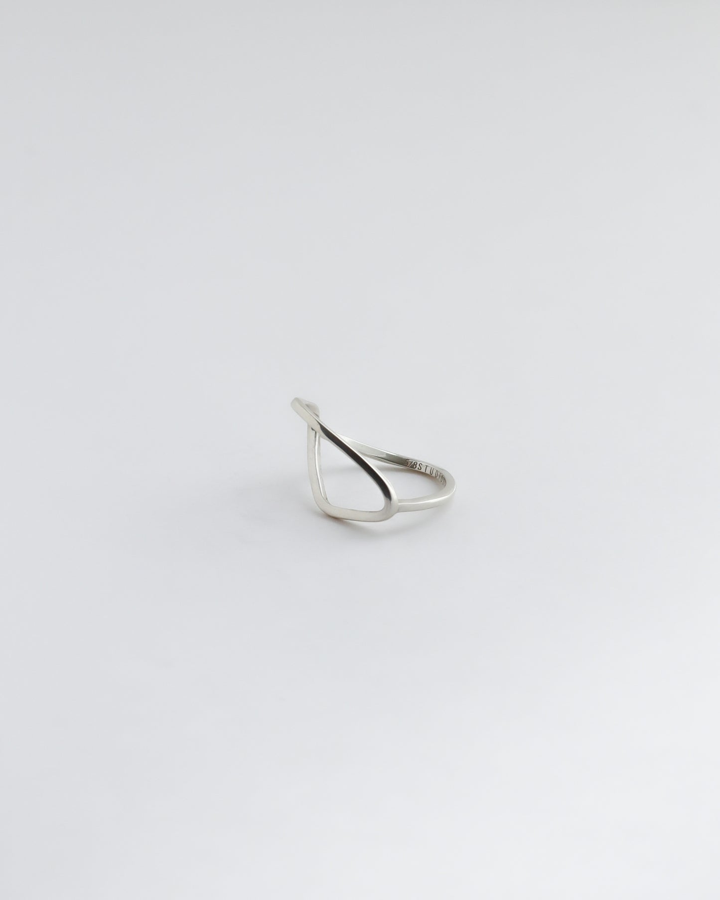 MOBIUS RING