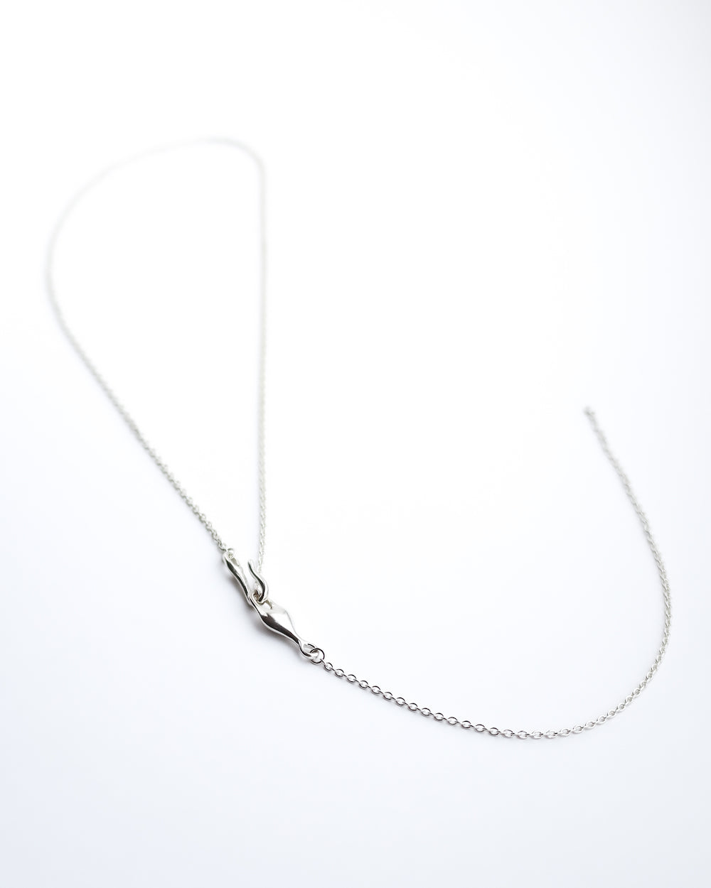 LEAF CLASP LINED NECKLACE